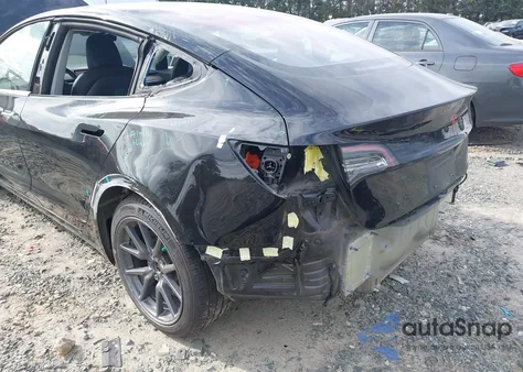 2018 Tesla Model 3 Long Range/Mid Range z USA, uszkodzony, nr VIN 5YJ3E1EA6JF021041